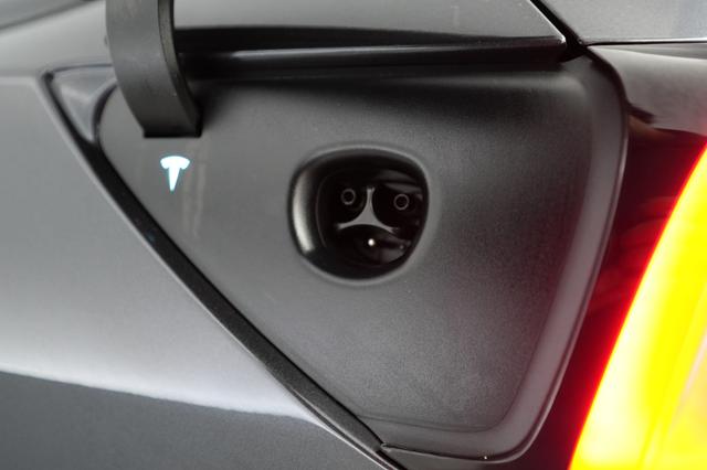 2025 Tesla Model Y — photo 8 of 21