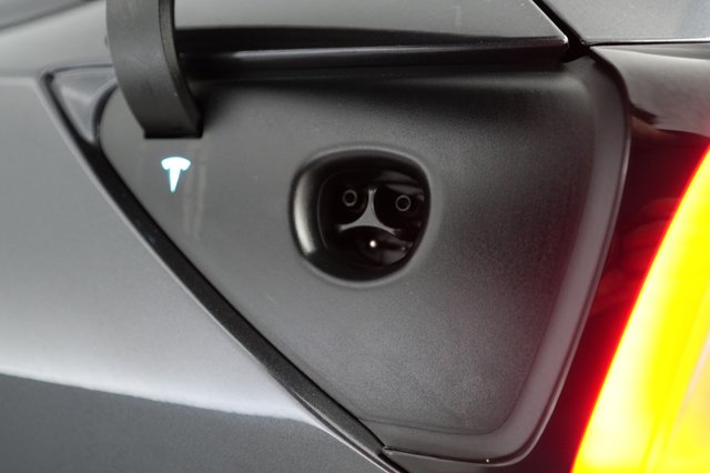 2025 Tesla Model Y — photo 8 of 21