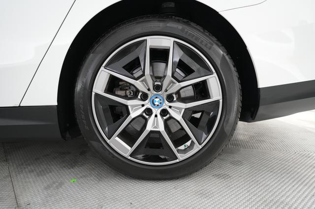 2024 BMW i5 — photo 7 of 20
