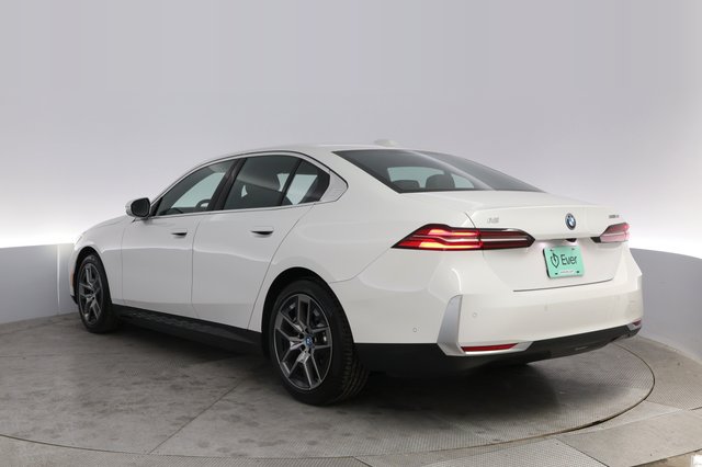 2024 BMW i5 — photo 13 of 20