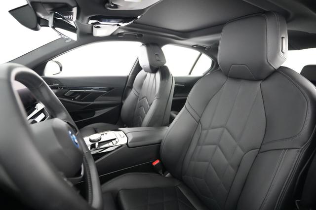 2024 BMW i5 — photo 3 of 20