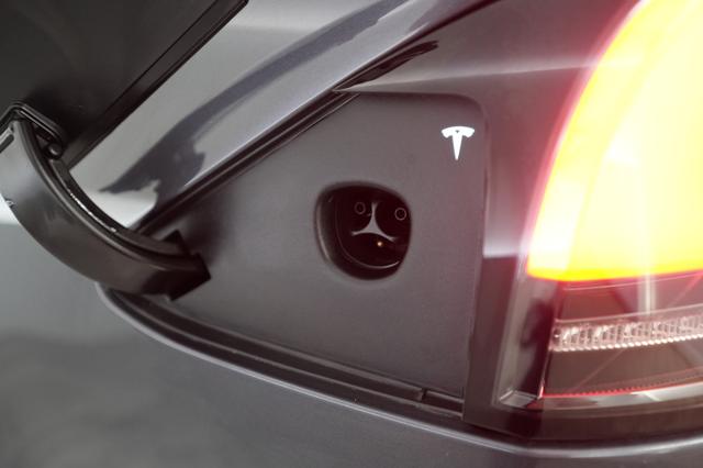 2023 Tesla Model X — photo 8 of 22