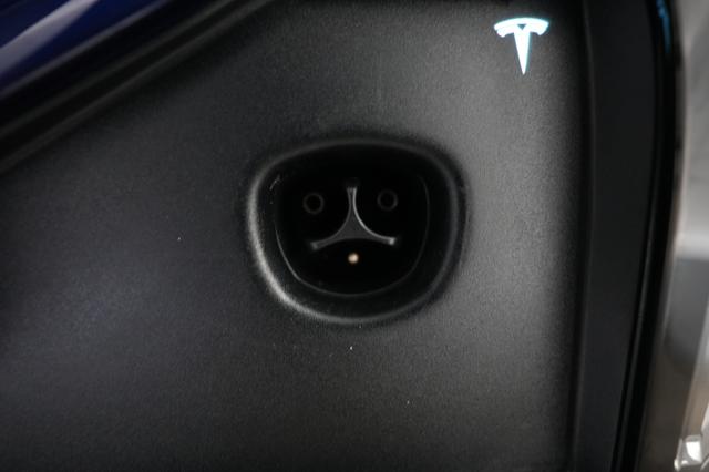 2023 Tesla Model X — photo 8 of 30