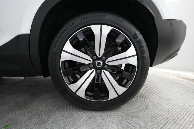2023 Volvo XC40 Recharge — photo 7 of 21