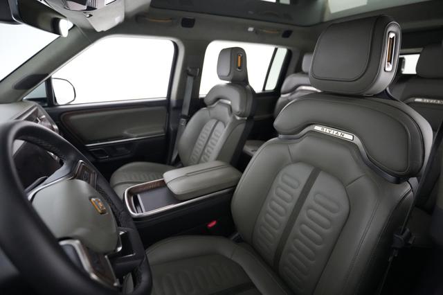 2024 Rivian R1S — photo 3 of 23