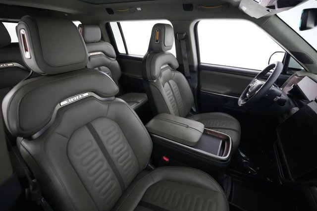 2024 Rivian R1S — photo 18 of 23