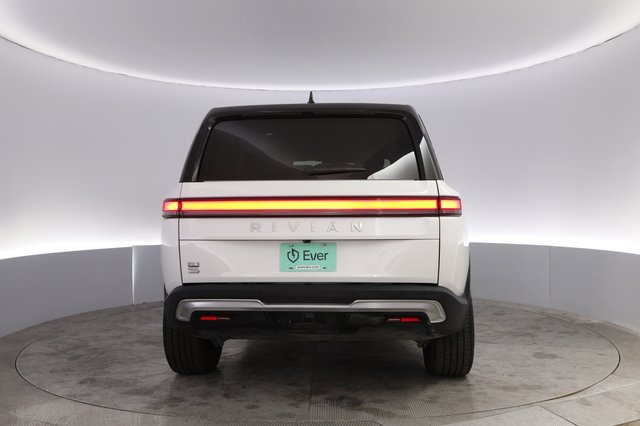 2024 Rivian R1S — photo 12 of 23