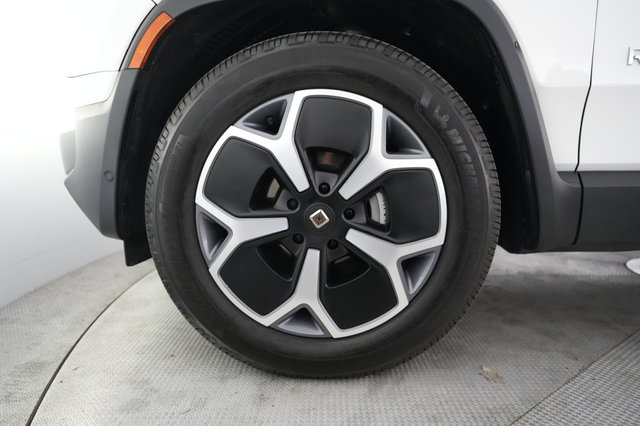 2024 Rivian R1S — photo 15 of 23