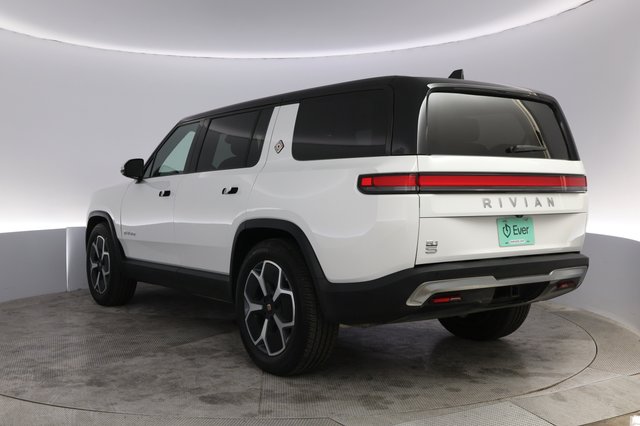 2024 Rivian R1S — photo 13 of 23