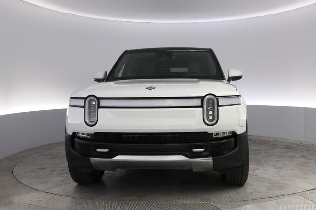 2024 Rivian R1S — photo 9 of 23