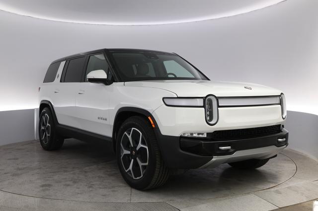 2024 Rivian R1S — photo 10 of 23