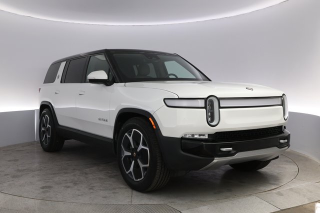 2024 Rivian R1S — photo 10 of 23
