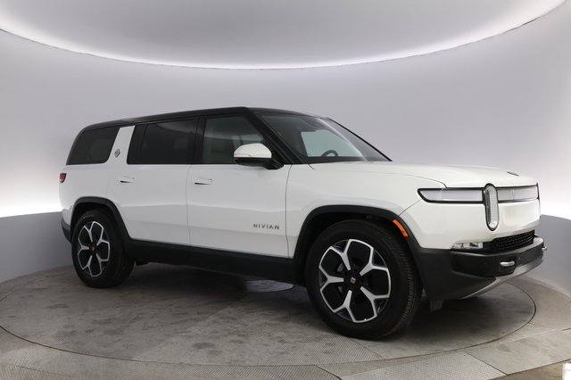 2024 Rivian R1S — photo 11 of 23