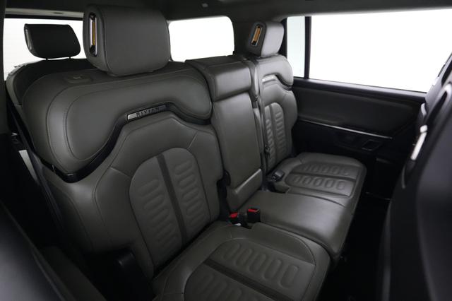 2024 Rivian R1S — photo 4 of 23