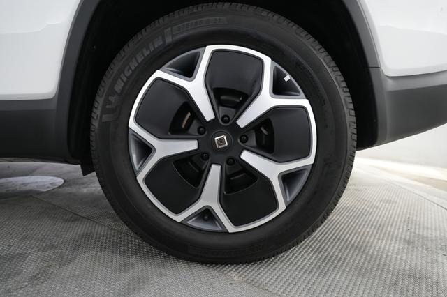 2024 Rivian R1S — photo 7 of 23