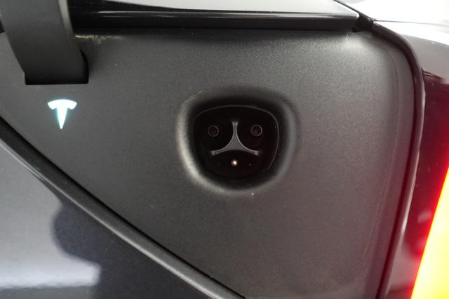 2025 Tesla Model 3 — photo 8 of 22