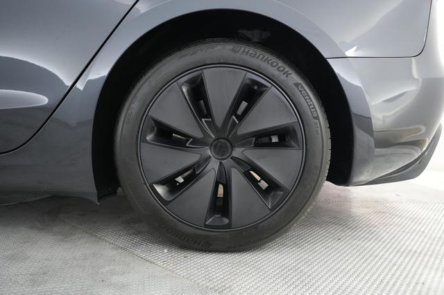 2025 Tesla Model 3 — photo 7 of 21