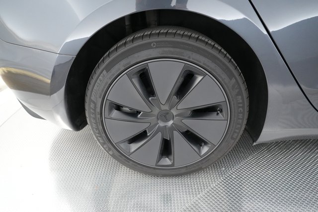 2025 Tesla Model 3 — photo 7 of 21