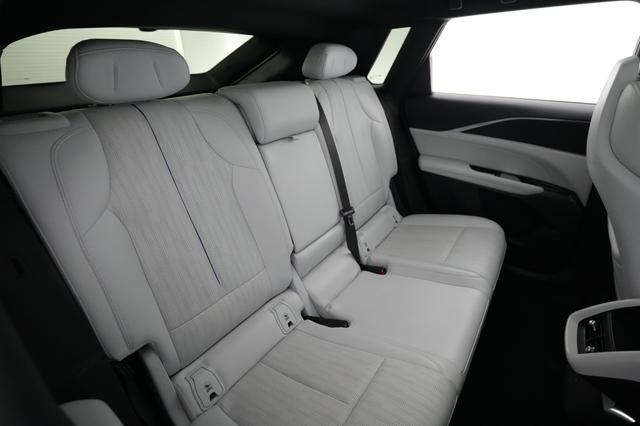 2024 Cadillac Lyriq — photo 4 of 21