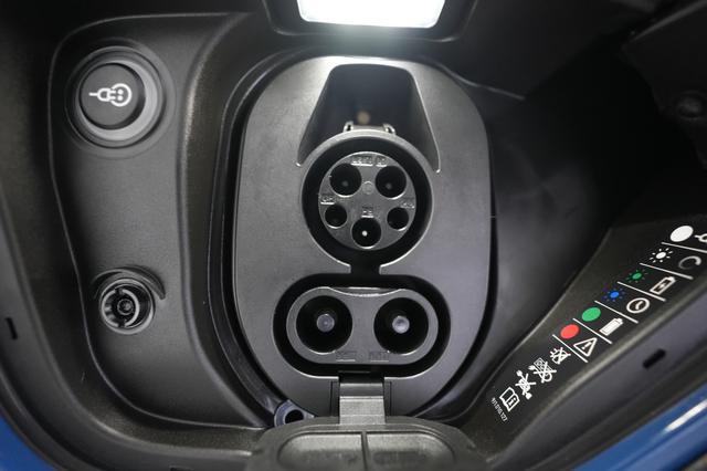 2022 Porsche Taycan — photo 8 of 27
