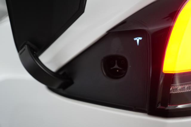2023 Tesla Model X — photo 8 of 26