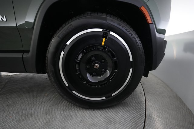 2025 Rivian R1S — photo 16 of 24