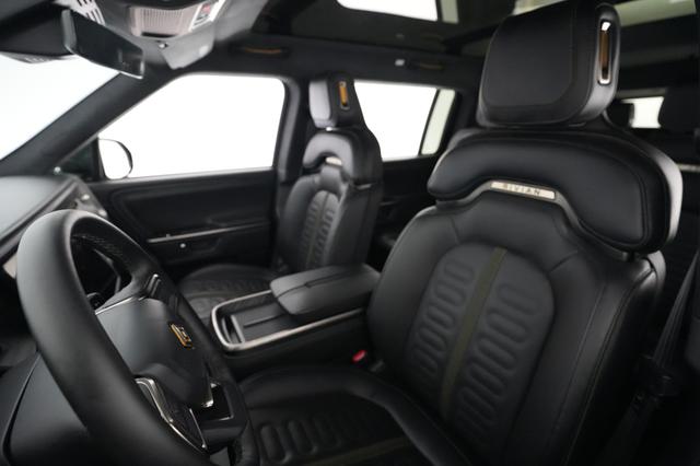 2025 Rivian R1S — photo 3 of 24