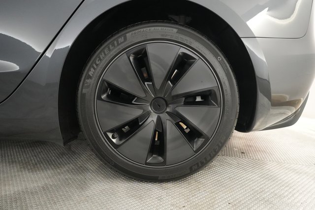 2025 Tesla Model 3 — photo 7 of 21