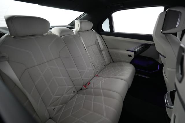 2023 BMW i7 — photo 4 of 20