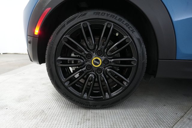 2023 MINI Cooper SE — photo 17 of 24