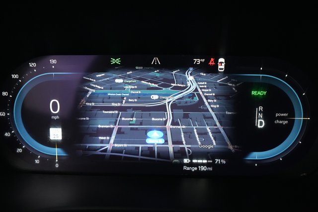 2023 Volvo XC40 Recharge — photo 5 of 27