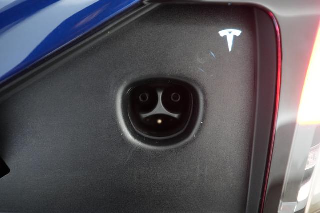 2023 Tesla Model X — photo 8 of 27