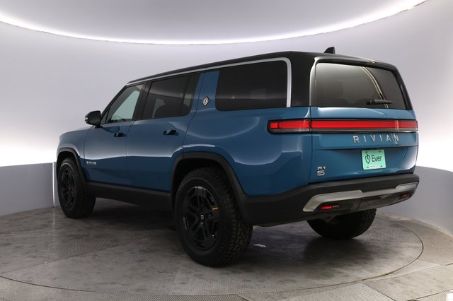 2024 Rivian R1S — photo 13 of 21