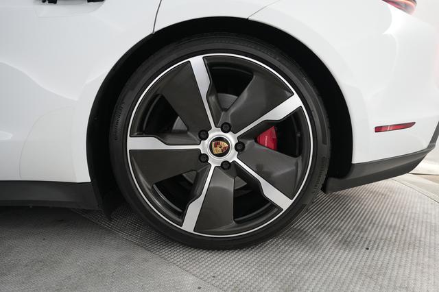2022 Porsche Taycan — photo 7 of 27