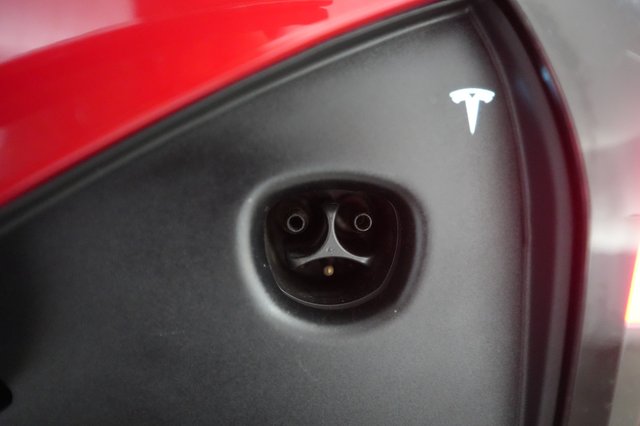 2023 Tesla Model S — photo 8 of 23