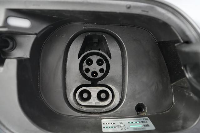 2023 Volkswagen ID.4 — photo 8 of 27