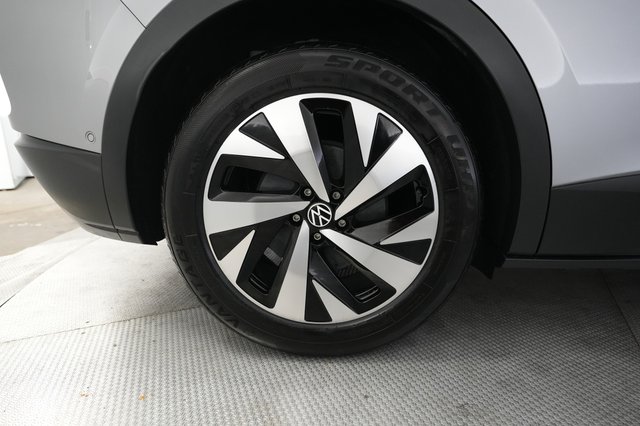 2023 Volkswagen ID.4 — photo 17 of 27