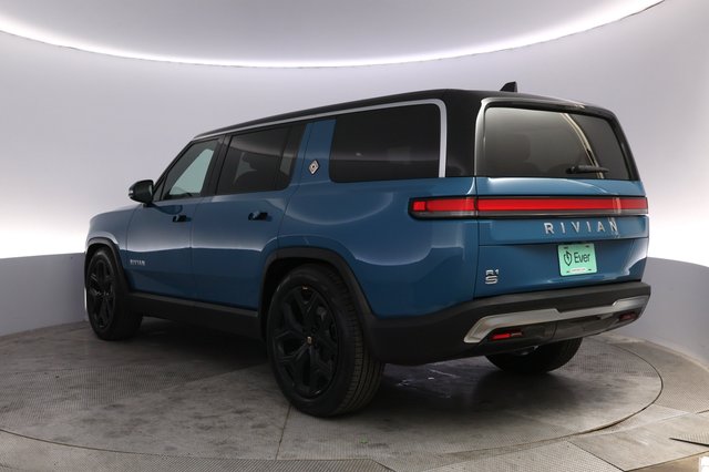 2024 Rivian R1S — photo 13 of 27