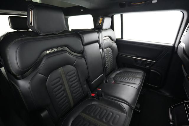 2024 Rivian R1S — photo 4 of 27