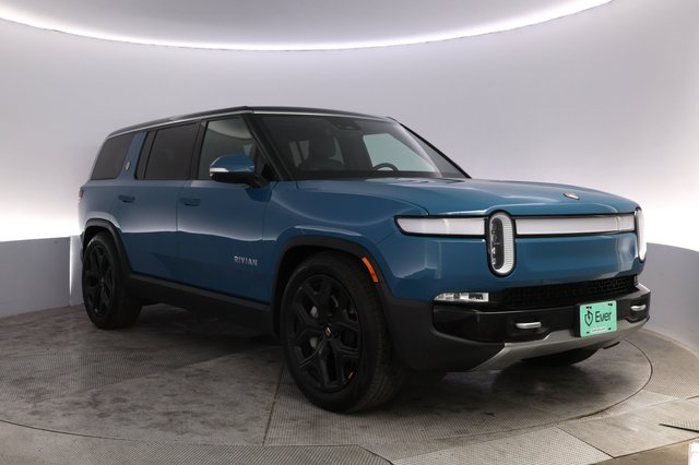 2024 Rivian R1S — photo 10 of 27