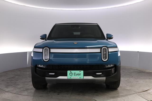 2024 Rivian R1S — photo 9 of 27