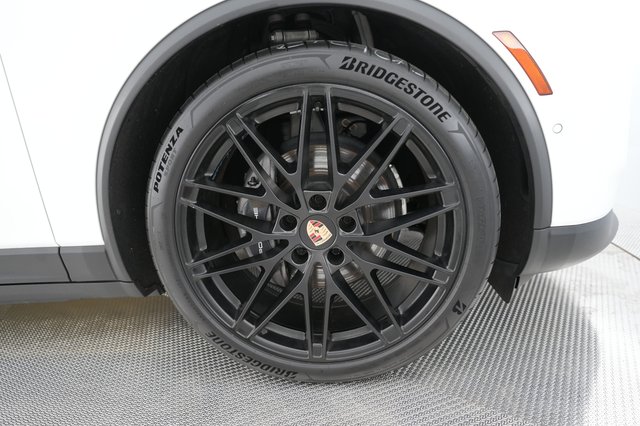 2024 Porsche Macan Electric — photo 17 of 22