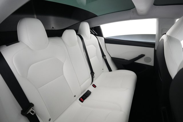 2025 Tesla Model 3 — photo 4 of 21