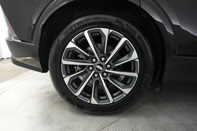 2024 Cadillac Lyriq — photo 17 of 23