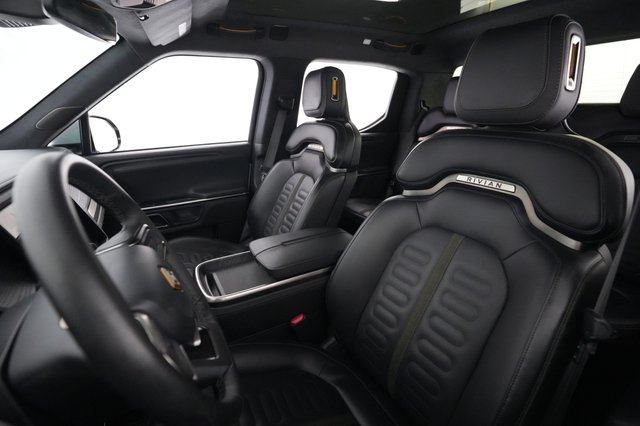 2024 Rivian R1T — photo 3 of 25