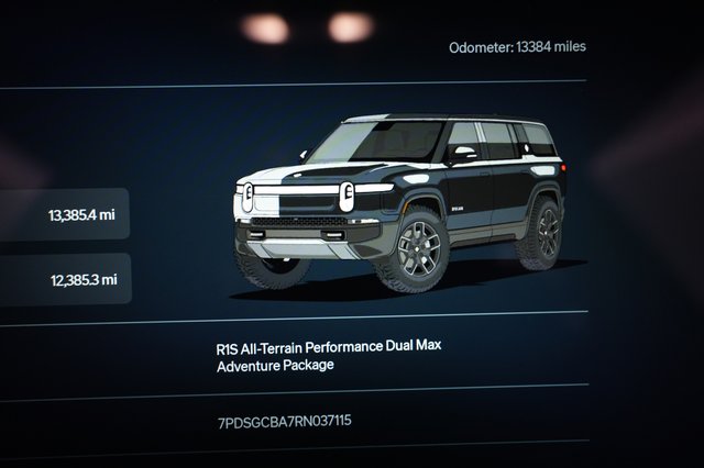 2024 Rivian R1S — photo 5 of 26