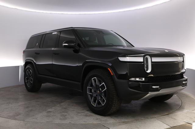 2024 Rivian R1S — photo 10 of 26