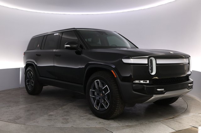 2024 Rivian R1S — photo 10 of 26