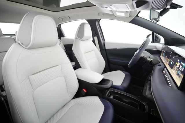 2026 Nissan LEAF — photo 18 of 23