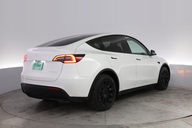 2023 Tesla Model Y — photo 2 of 26